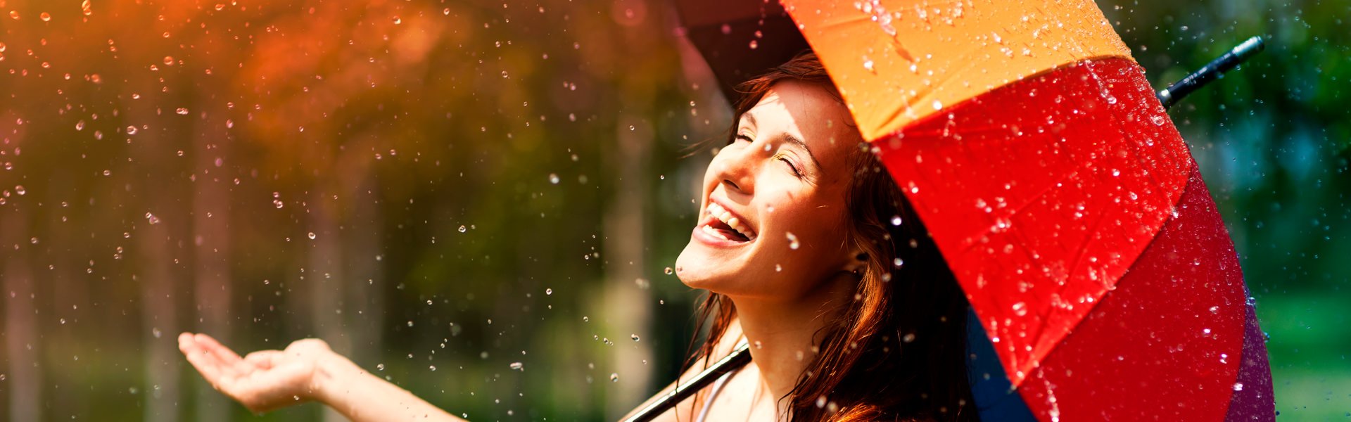 Mulher a sorrir com guarda chuva